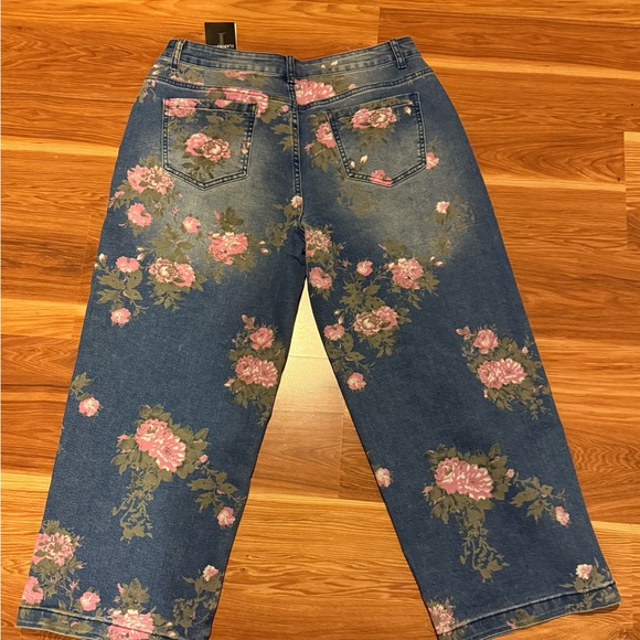 Flamingals cropped Floral Jeans - Picture 2 of 5